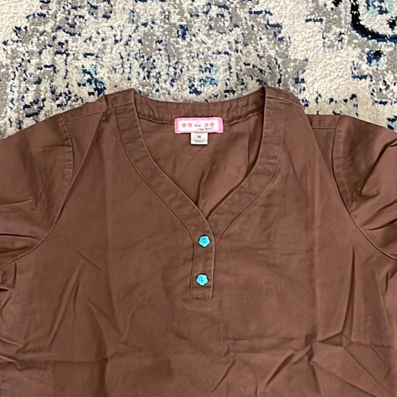 💰3 items for $25 🏷 Koi by Kathy Peterson Justine Brown Scrub Top sz Medium - Picture 5 of 10